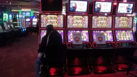 A primeras horas del día ciudadanos acuden a Casinos