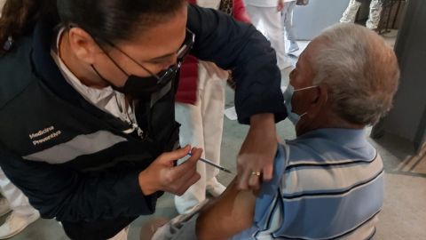 Vacunan a adultos mayores en Tecate contra Covid 19