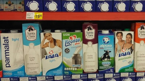 Detectan PLÁSTICOS en 23 marcas de LECHE vendidas en México