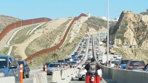 Caos vial por obras de la CESPT en acceso a Playas de Tijuana