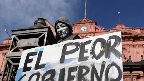 ''Devuélvanme mi vacuna'': argentinos protestan por escándalo de vacunación VIP