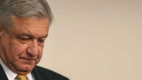 AMLO recibe insultos y gritos al bajar de un vuelo comercial