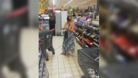 Exhiben a mujer usando sus calzones como cubrebocas en un supermercado