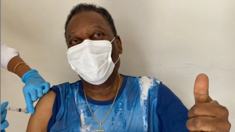 Pelé presume que recibió vacuna contra el Covid-19
