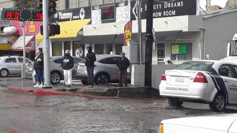 Peatones afectados por las lluvias