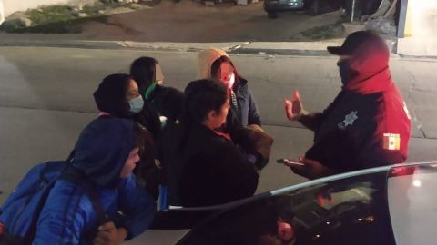 Auxilia la policía a migrantes asaltados