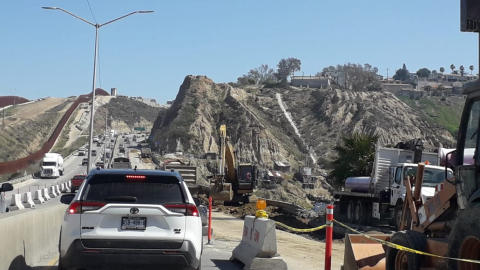 Continúa caos vial por obras de la CESPT en acceso a Playas de Tijuana