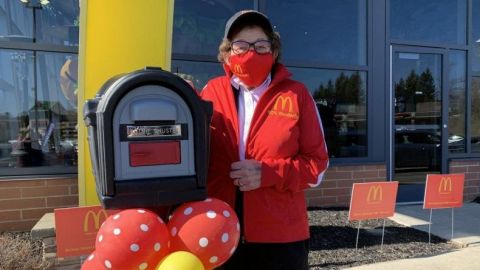 Empleada tiene 50 AÑOS trabajando en McDonald's; cumplió 100 años de vida
