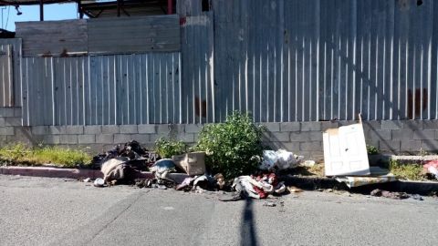 Abandonan basura y escombros en avenida Quinta Alta