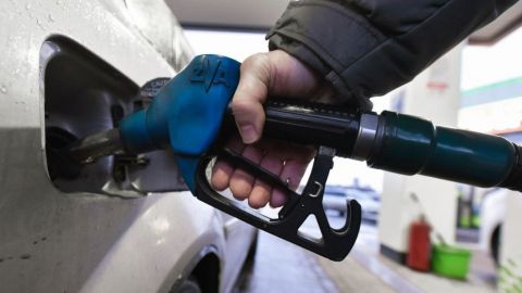 Gasolina en California alcanza su precio más alto en 14 meses