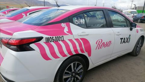 Reciben mujeres choferes de Taxis Rosa curso de cultura vial
