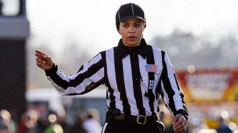 Maia Chaka, primer mujer afroamericana árbitro en la NFL