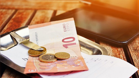 Familia gasta menos de 50 euros en una cena; dejan PROPINA de 4,200 euros