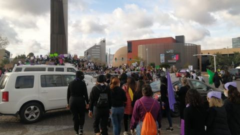 'Vivas las queremos': Tráfico lento en zona río  por manifestación