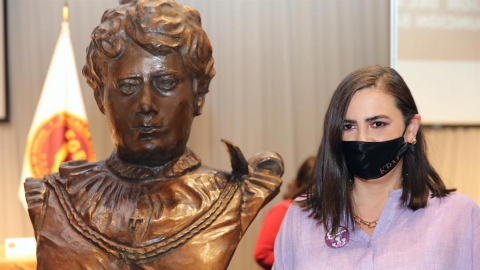 Develan ‘busto’ de primera abogada en México