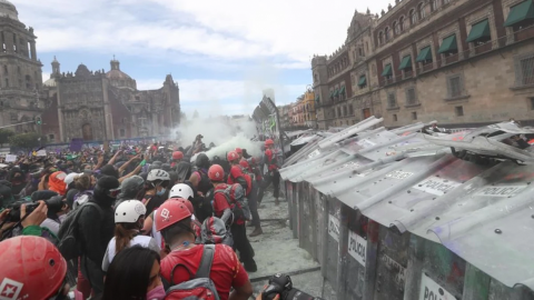 Con gases, policía dispersa a grupos feministas de Palacio Nacional