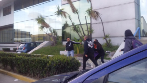 VIDEO: Hombre es golpeado por acercarse a marcha feminista