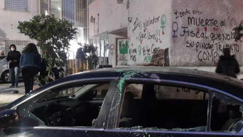 VIDEO: Mujeres toman la Fiscalía General; destruyen autos de trabajadores