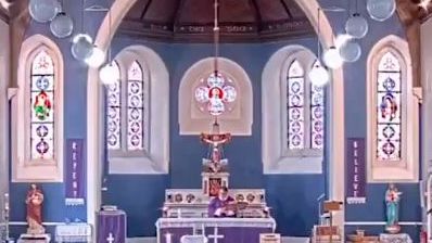 VIDEO: Sacerdote pasa incómodo momento en misa, ponen por error canción de rap