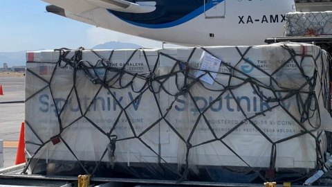 Arriba a México nuevo lote con 200 mil vacunas Sputnik V