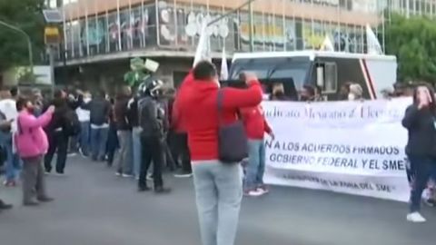 Integrantes del SME marchan rumbo a Palacio Nacional; exigen audiencia con AMLO