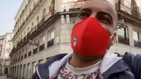 VIDEO: Youtuber manda al hospital a señora tras tirarle afeitadora a la cabeza