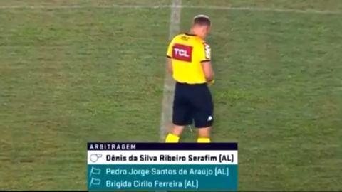 VIDEO: Árbitro se orina dentro del campo en pleno partido
