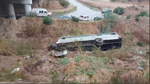 Volcadura de transporte de personal, hay lesionados