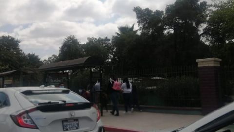Ciudadanos hacen largas filas para ingresar al Parque Morelos