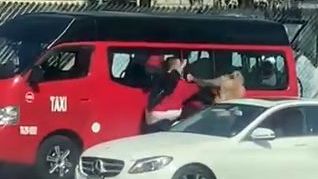 VIDEO: Chofer de taxi de ruta se trenza a golpes con ciudadano