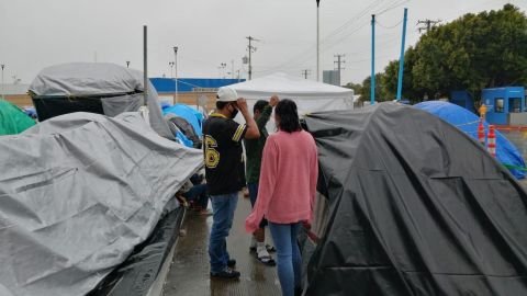 Migrantes en  "El  Chaparral" se resguardan de la lluvia