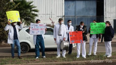 Pasantes de medicina exigen vacuna contra COVID-19