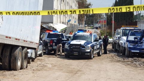 Grúa remolca vehículo que contenía 3 personas en la cajuela