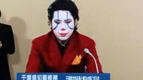 VIDEO: Político japonés ofrece rueda de prensa disfrazado de Joker