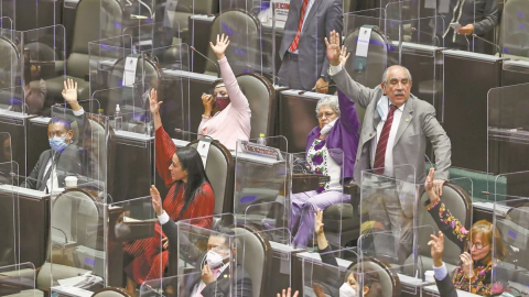 Morena presenta reforma para evitar que amparos al funcionamiento de Pemex y CFE