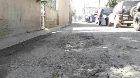 Llena de baches la Avenida de la Luz