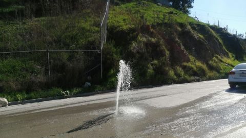 Fuente de aguas negras provoca choques automovilísticos