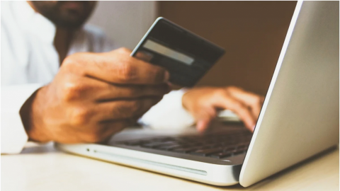 Gente con menos recursos aumentan compras en línea