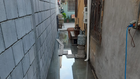 Exigen vecinos solución a fuga de aguas negras