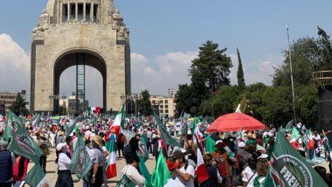Integrantes de FRENAAA se manifiestan contra AMLO en Monumento a la Revolución