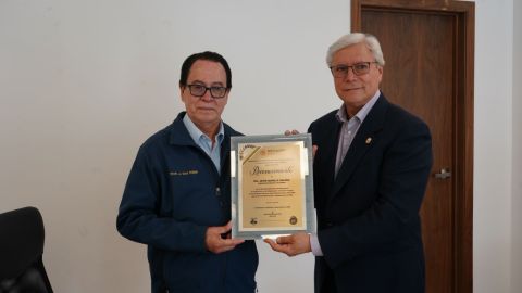 RECIBE BONILLA RECONOCIMIENTO DE LA PREPARATORIA “LÁZARO CÁRDENAS”