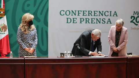 AMLO firma acuerdo con gobernadores; se comprometen a no interferir en elecciones