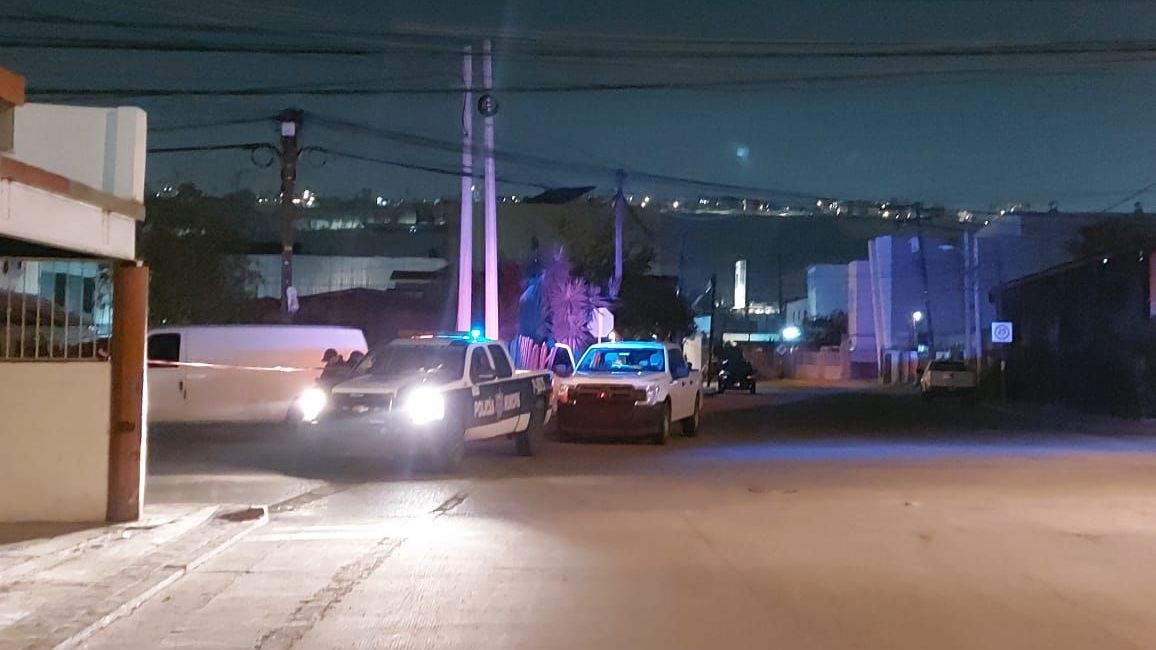 Lo encuentran sin vida en el patio de una vivienda