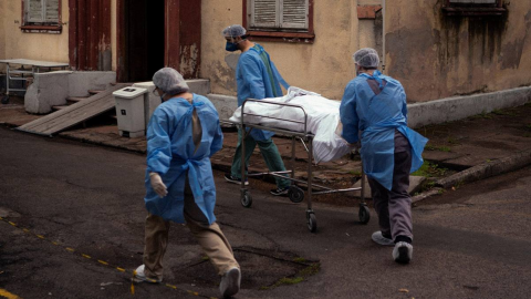 Brasil supera las 300 mil muertes por Covid-19