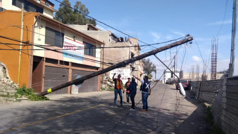VIDEO: Cae poste en Mineral de Santa Fe; circulación cerrada