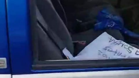 Dejan dos cuerpos ejecutados abordo de un vehículo con narcomensaje