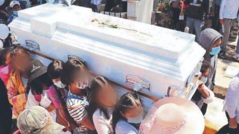 Niñas despiden a su amiga de 16 años cargando su ataúd