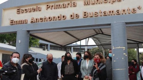 RECORREN ALCALDESA Y CARLOS BUSTAMANTE PRIMARIA FUNDADA POR SU MAMÁ