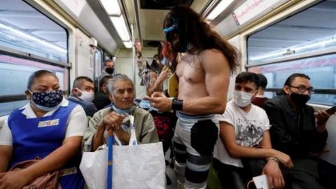 Luchadores vigilan que usuarios se cuiden del covid-19 en Metro de CdMx