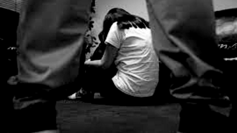 Menor era explotada sexualmente por su madre, pide ayuda a su padre y la violó